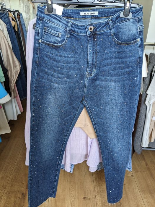Jeansy w kryształki 42