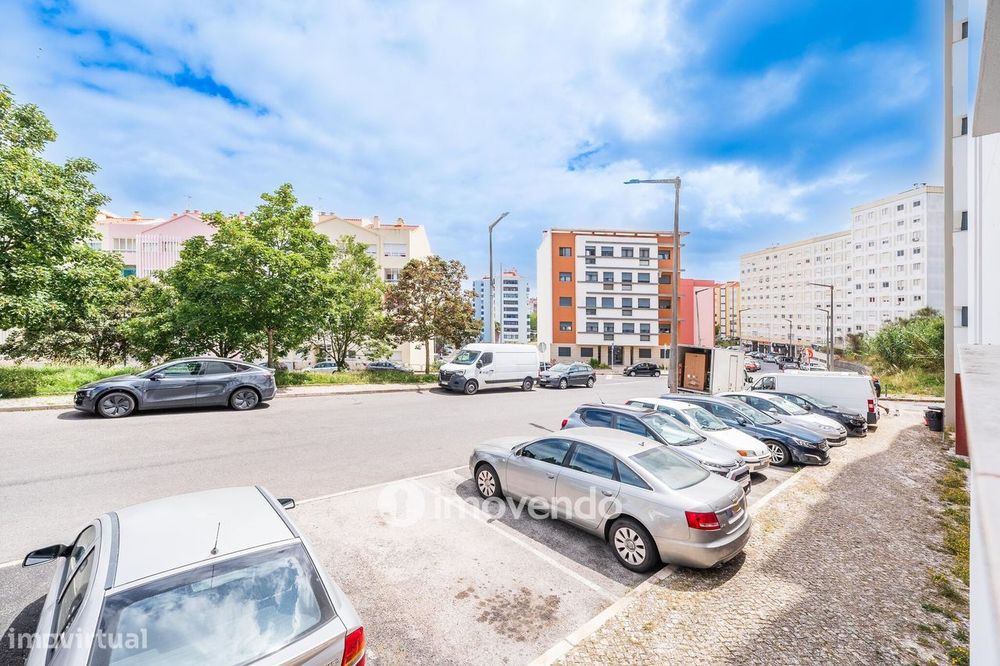 Apartamento T3, com estacionamento e terraço, em Loures