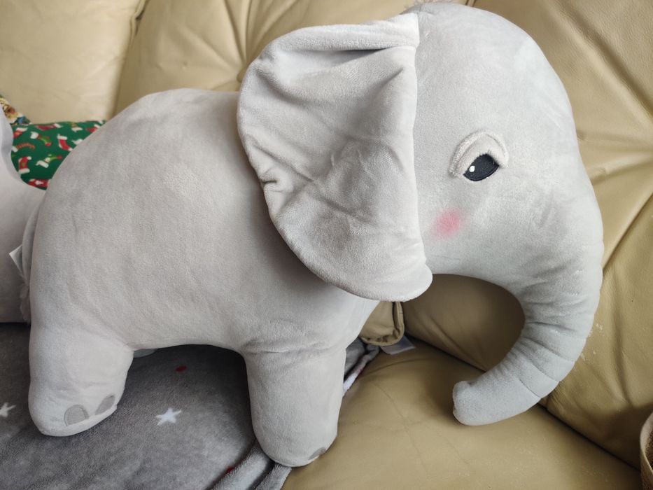 Величезний слон H&M
