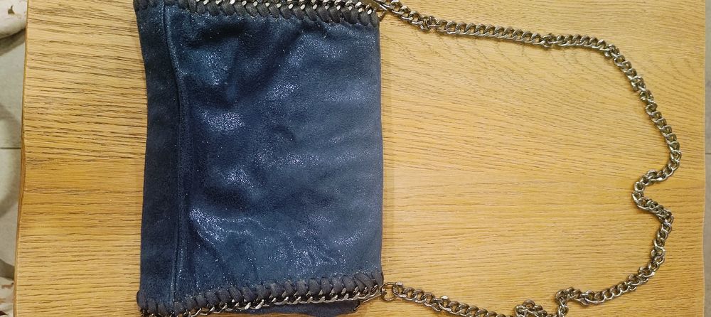 Granatowa torebka z łańcuszkiem