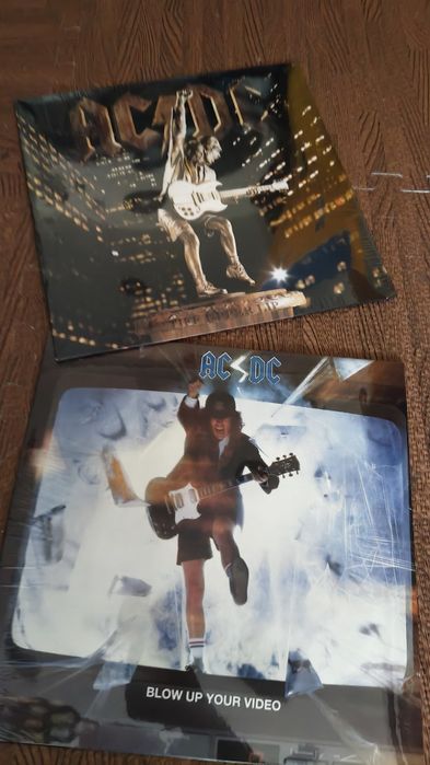 Acdc 
Live special edition 2lps 
Acdc 
Stiff Upper Lip
Acdc 
Blow up your video
Selados 
50€