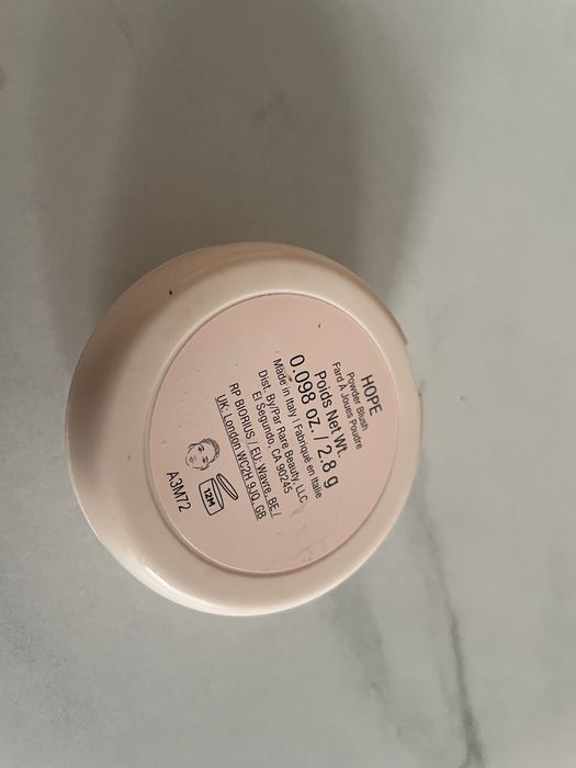 Rare Beauty rozświetlający róż #Hope