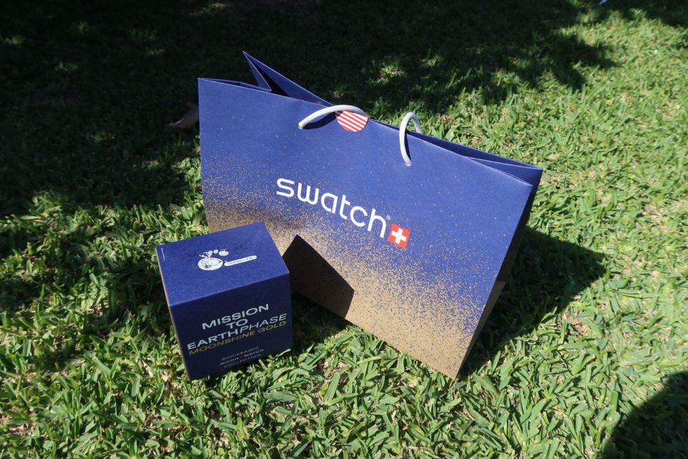 OMEGA X SWATCH GOLD Mission To Earthphase Moonshine Gold