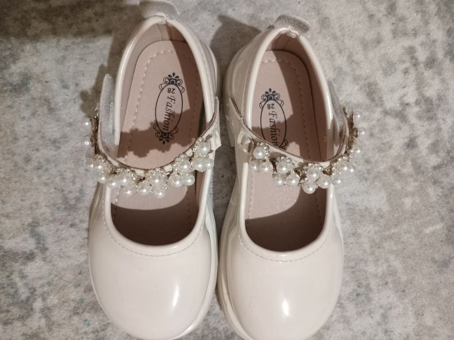 Туфлі лакові, білі, святкові. 28 р. По стельці 17 см.