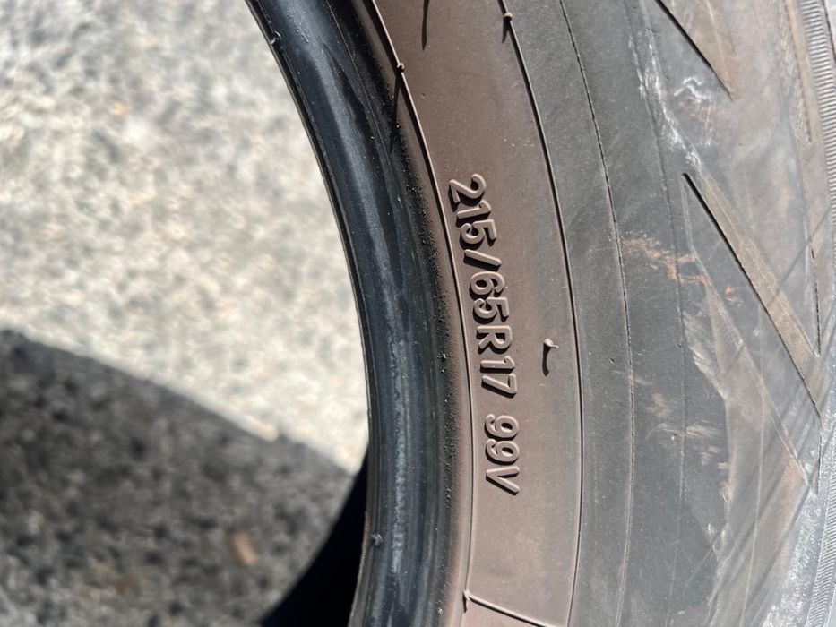 215/65/17 Toyotires 2 pneus