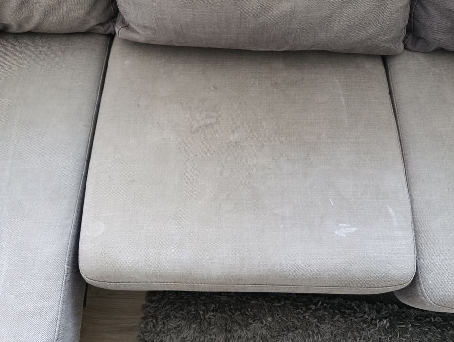 O sofá. Usada. Precisa de limpeza.