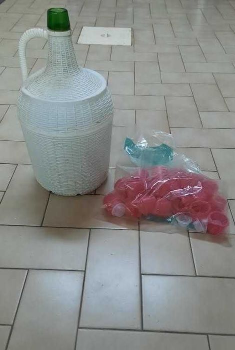 Garrafões de vidro de 5L.