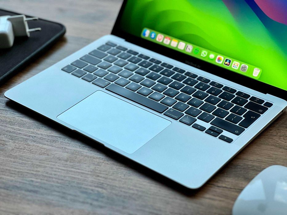 Bardzo zadbany MacBook Air 13 2020 M1 8 256 + magnetyczne etui Incase