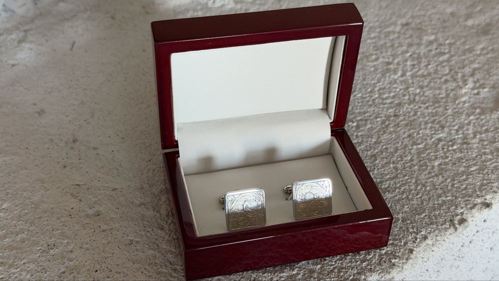 Spinki do mankietów. Ręczny grawerunek