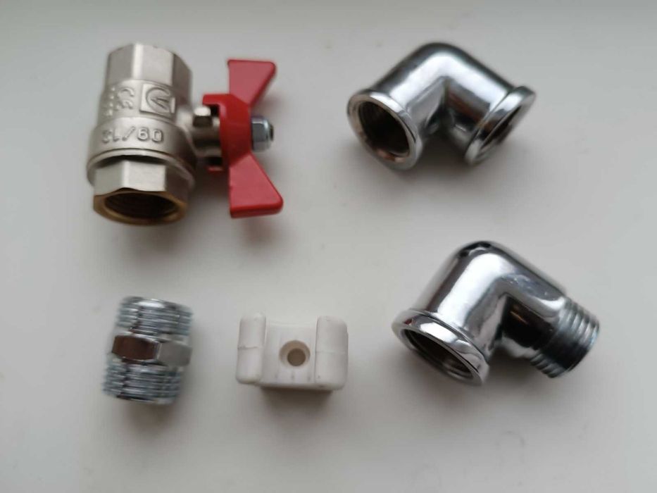 Раковина обычная со смесителем, сифоном и трубамии и  угловая раковина