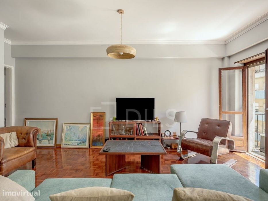 Apartamento T2 com varanda e elevador, em Oeiras.