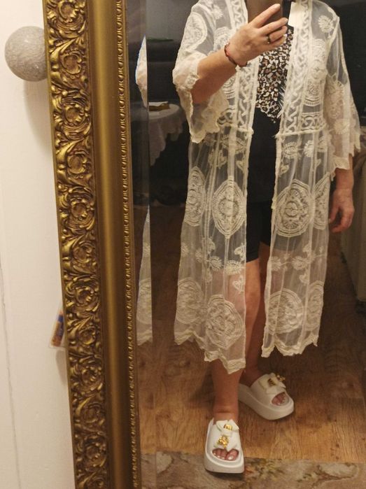 Narzutka koronkowa damska beż.