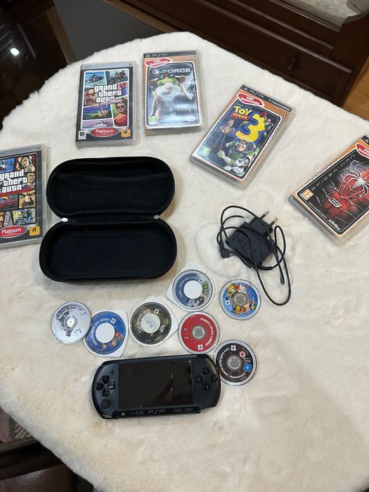 Sony PSP em Excelente Estado + Bolsa + Carregador + Cartão Memória + 12 Jogos