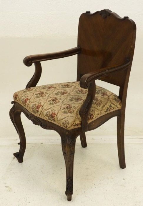 Cadeira pintada dourada