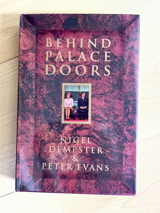 Livro “Behind Palace Doors” de Nigel Dempster & Peter Evans