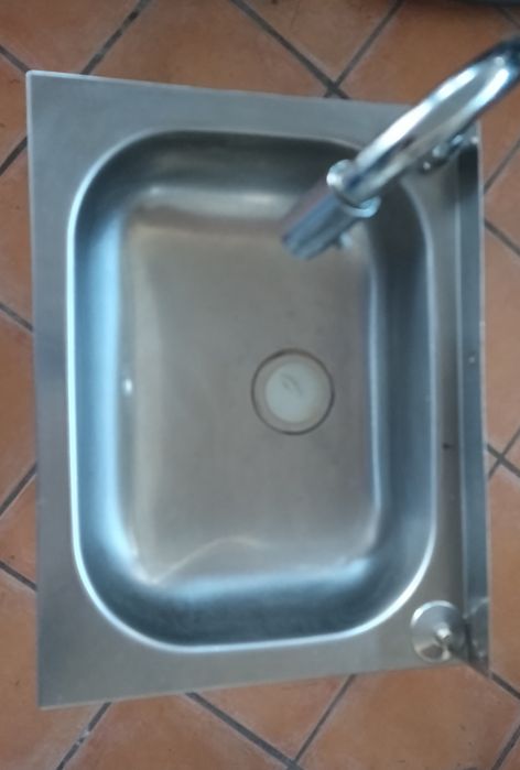 Lavatório Pio inox com pedal