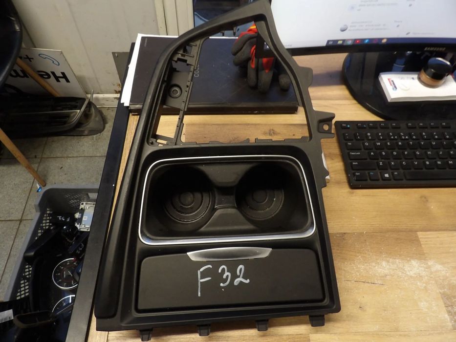 BMW - F30 - OBUDOWA , UCHWYT NA NAPOJE , POPIELNICZKA - 9218926