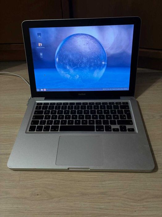 MacBook Unibody 13" - SSD 120 GB, 8 GB RAM, Linux Mint 21.1 - działa