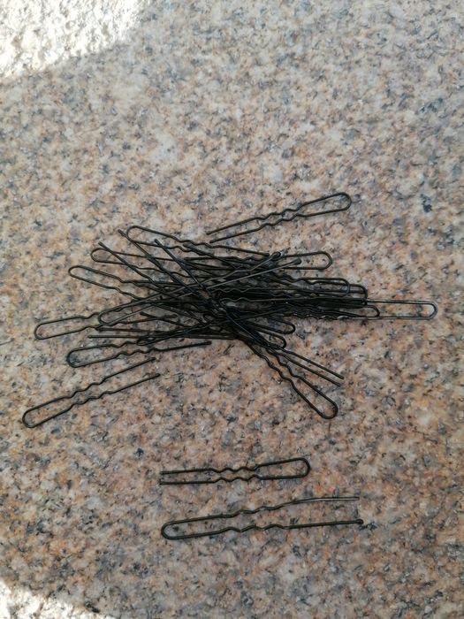 Travessões e ganchos para o cabelo.