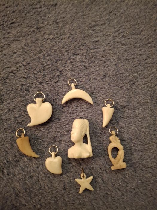 Pendentes em material nobre e busto em miniatura