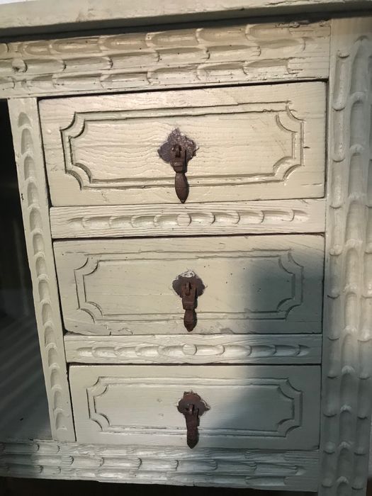 Móvel antigo de cor verde