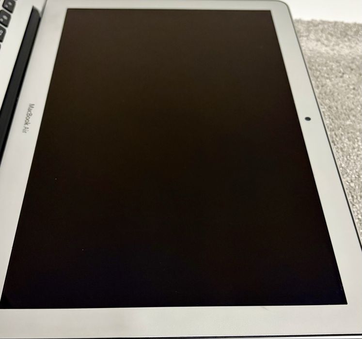 MacBook Air 13 (model z 2015 roku)