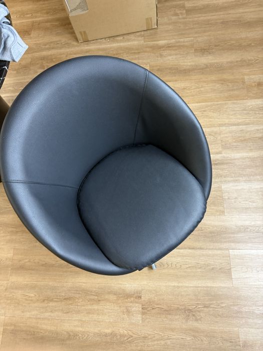 Vendo cadeirão preto giratório