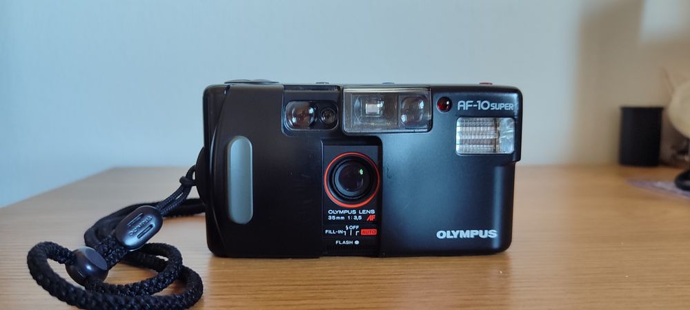 Máquina Fotográfica Analógica Point and Shoot Olympus AF-10 Super