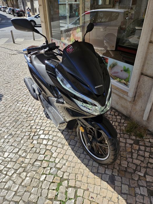 Pcx 2020 vendo ou troco por carro no mesmo valor.