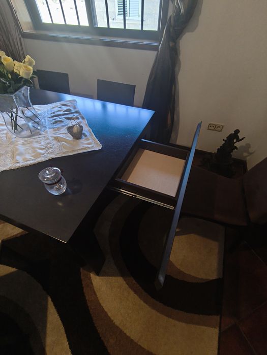 Mesa de Jantar extensível com 6 cadeiras estofadas incluído