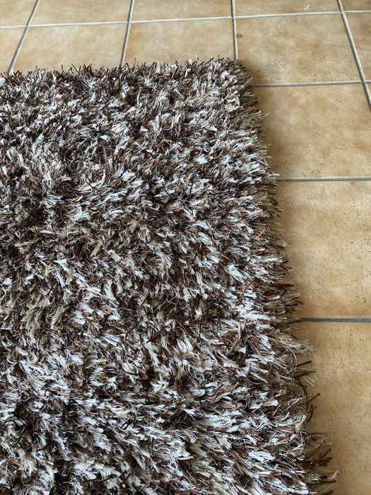 Tapepe multicor bege e castanho de pelos