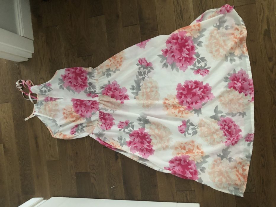 Letnia sukienka w kwiaty roz m
