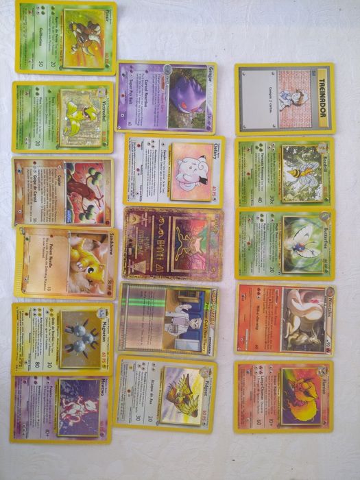 +/- 300 cartas Pokémon