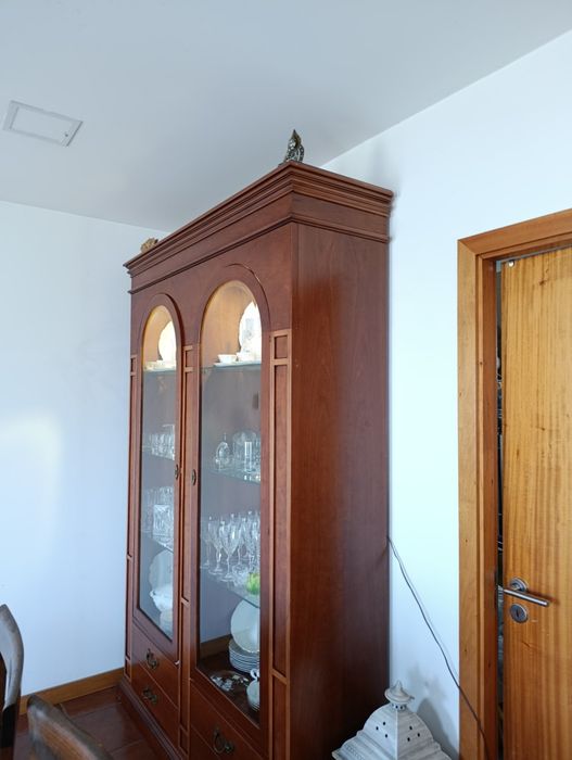 Armário cristaleira cerejeira