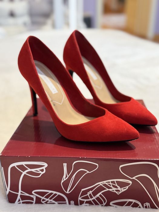 Червоні туфлі на каблуку