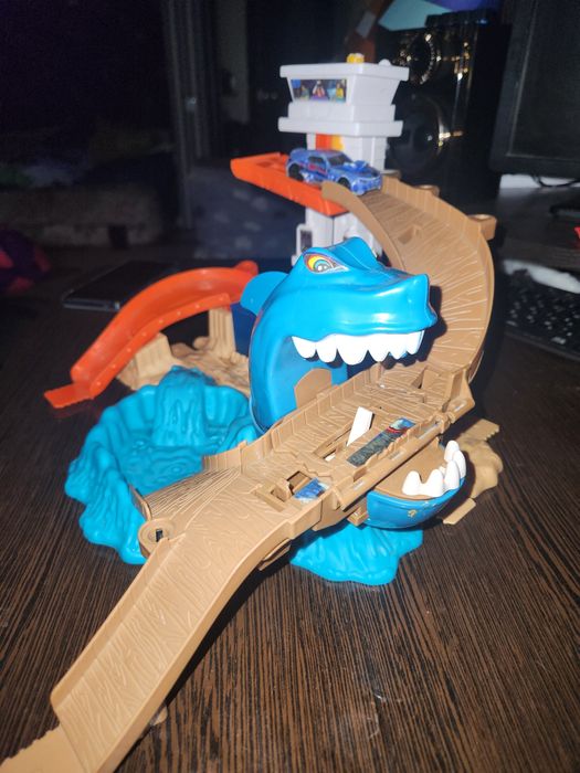 Hot wheels. Хот вілс трек Акула