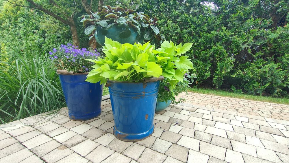 Zabytkowe emaliowane wiadra PRL, osłonki, doniczki