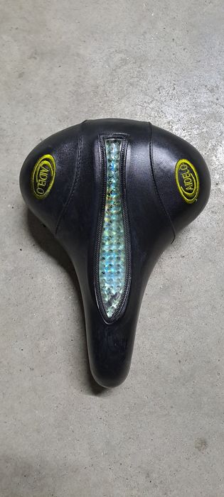 Vendo 2 Selins de bicicleta em gel.