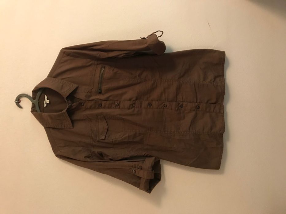 Camisas castanha e preta Stradivarius