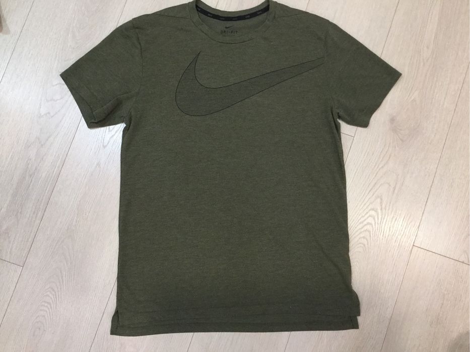 Продам перфоровану футболку Nike розмір M