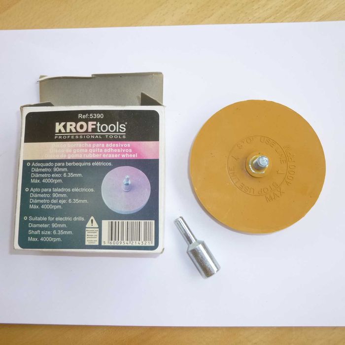 Disco de borracha para remover adesivos e autocolantes.