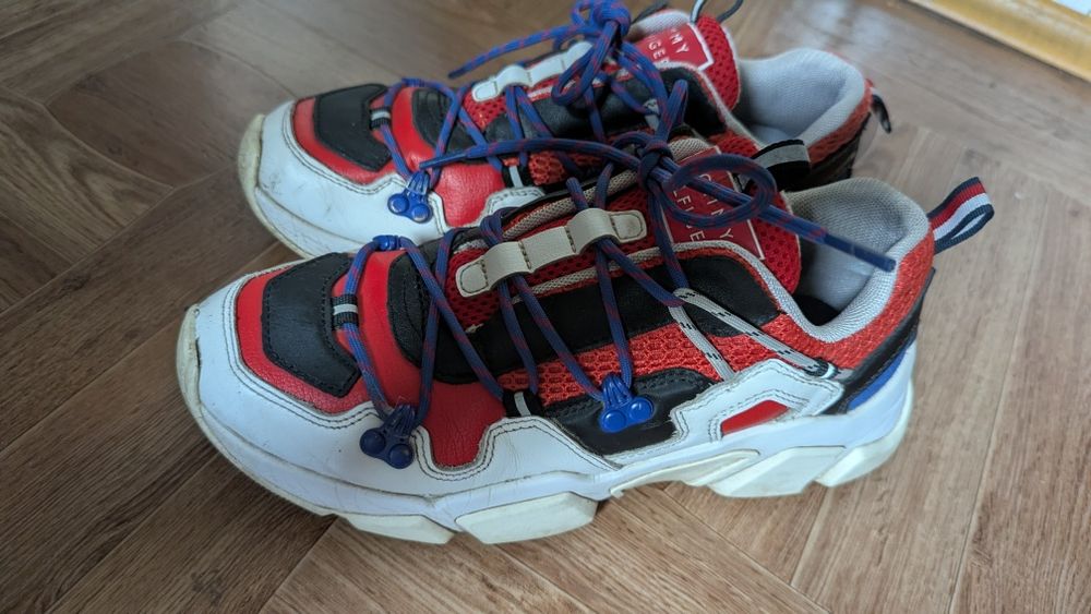 кросівки бренду Tommy Hilfiger