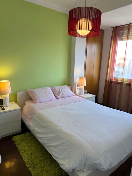 Cama de casal 1,40x2,00 com estrado, 2 mesas cabeceira 2 gavetas, comoda 3 gavetões linha Malm branca