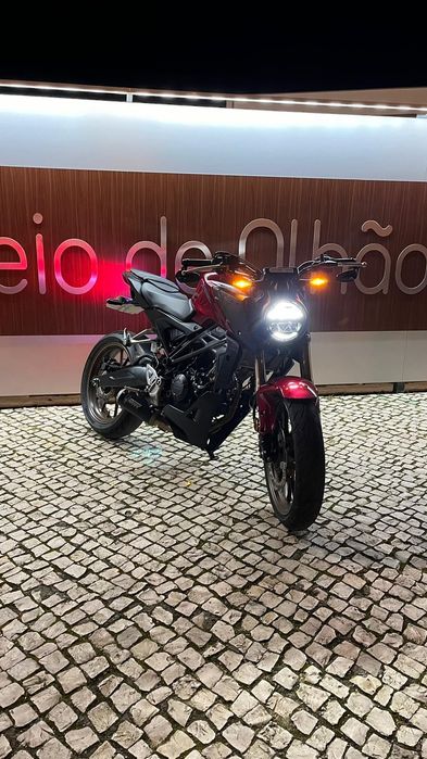 CB125R 2023 vermelha