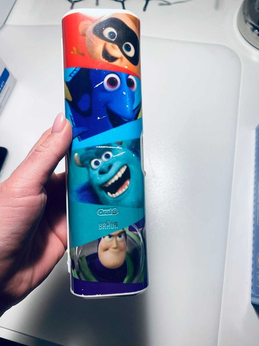 Электрическая зубная щетка oral-b