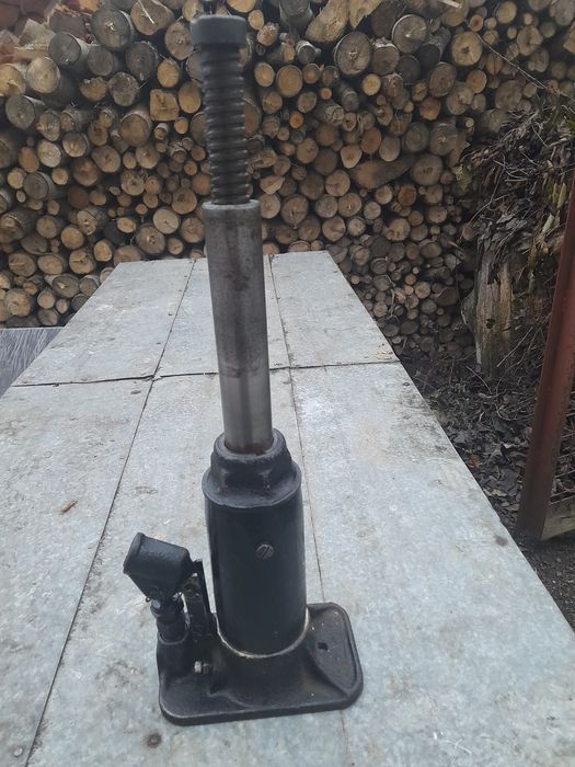 Продається гідравлічний домкрат.