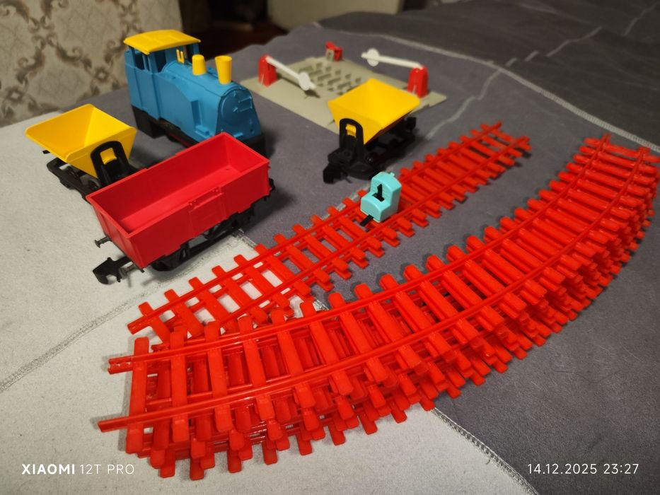 Продам игрушка железная дорога огонек