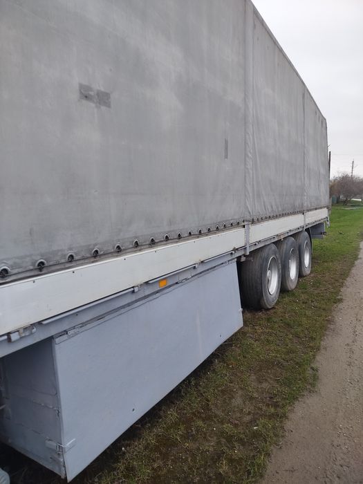 Напівпричіп бортовий тентований