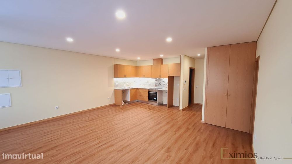 Shop converted into a 2-bedroom apartment, 700 meters from the beach in Póvoa de Varzim.