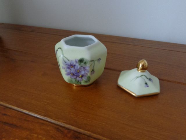 Pote em porcelana pintado à mão